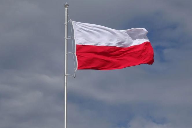 Święto Flagi: Jak wywiesić biało-czerwoną flagę?Jakie warunki musisz spełnić? [ZASADY]