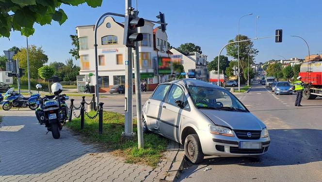 Wypadek na skrzyżowaniu w Kraśniku. 68-latek trafił do szpitala