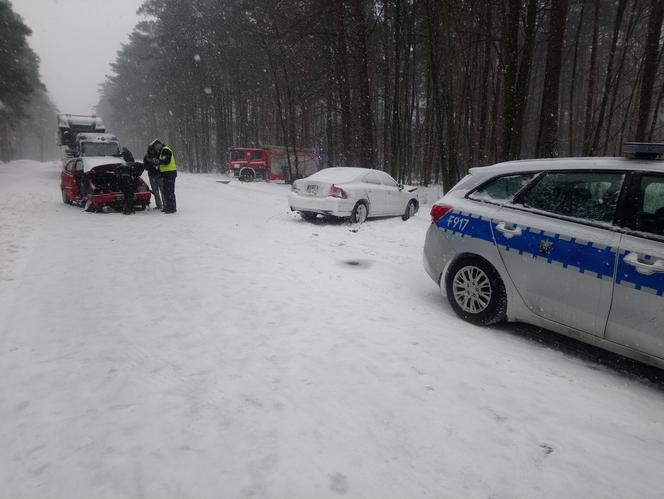 Czołówka dwóch osobówek – DK 74 całkowicie ZABLOKOWANA 