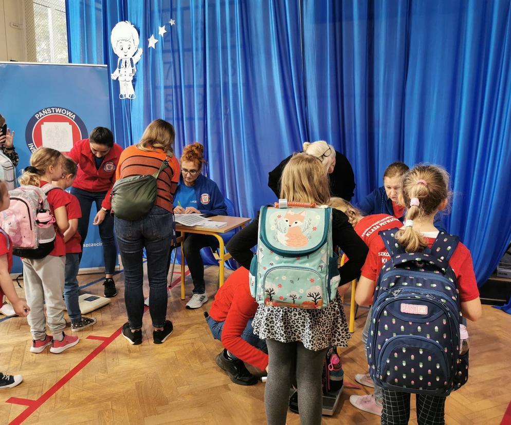 Ważenie plecaków w szczecińskich szkołach