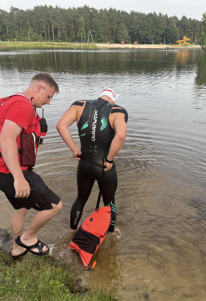 Damian płynie 100 km bez przerwy, aby pomóc Adasiowi!