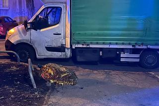 Makabra na Mokotowie. Zwłoki 60-letniego mężczyzny leżały na środku chodnika  