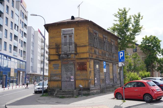 Drewniany zabytkowy dom w centrum Białegostoku. To część "Kwartału Kaczorowskiego" przy ul. Mazowieckiej