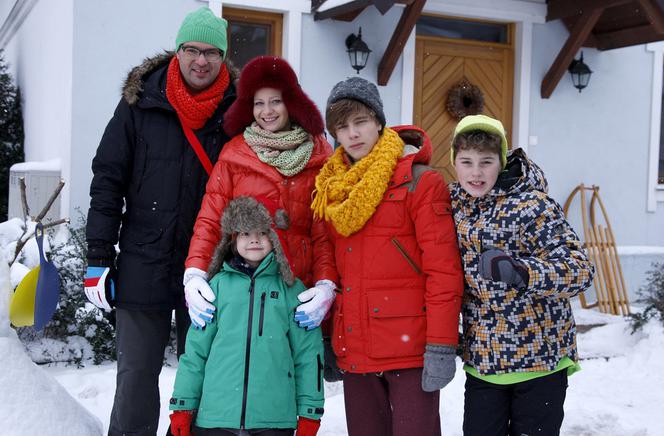 RODZINKA.pl 4 sezon. Ludwik (Tomasz Karolak), Natalia (Małgorzata Kożuchowska), Tomek (Maciej Musiał), Kuba (Adam Zdrójkowski), Kacper (Mateusz Pawłowski)