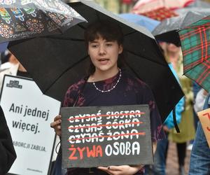 Tłum zwolenników aborcji protestował w centrum miasta. Manifestacja ruszyła pod kurię biskupią i siedzibę PiS