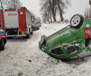 Wypadek pod Bodzentynem. Dachowało osobowe auto