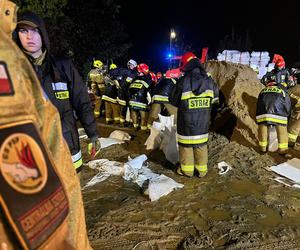 Rodzina uwięziona w zalanym samochodzie. Część mieszkańców odcięta. RELACJA NA ŻYWO