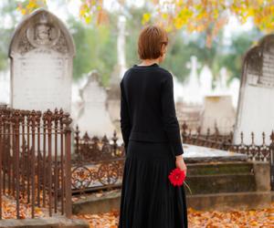 Jak ubrać się na pogrzeb latem? Przeczytaj, żeby nie popełnić gafy