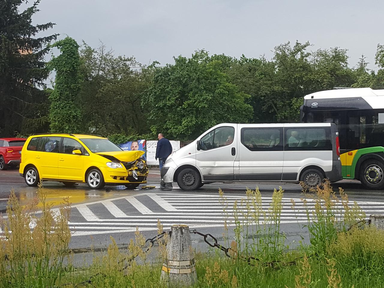 Bełchatów: Jedno skrzyżowanie i dwie kolizje w pół godziny. Kobieta w ciąży trafiła do szpitala