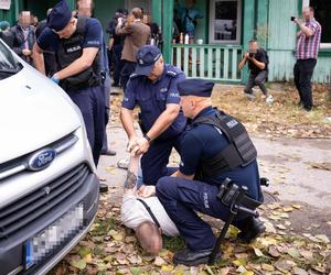 Chaos na Osiedlu Przyjaźń. Policja zatrzymała mieszkańca domku. „Wyciągnęli go siłą”