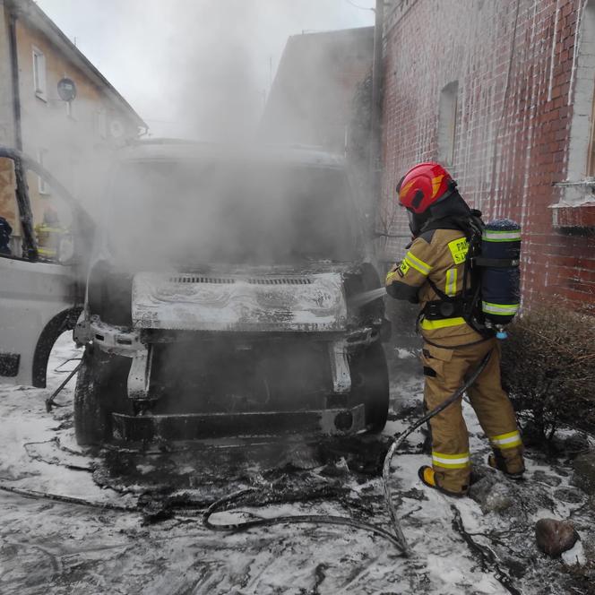 Auto spłonęło między budynkami mieszkalnymi w Braniewie