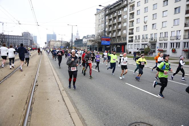 Bieg na Piątkę 2024, Warszawa - zdjęcia. Biegłeś? Szukaj się w galerii!