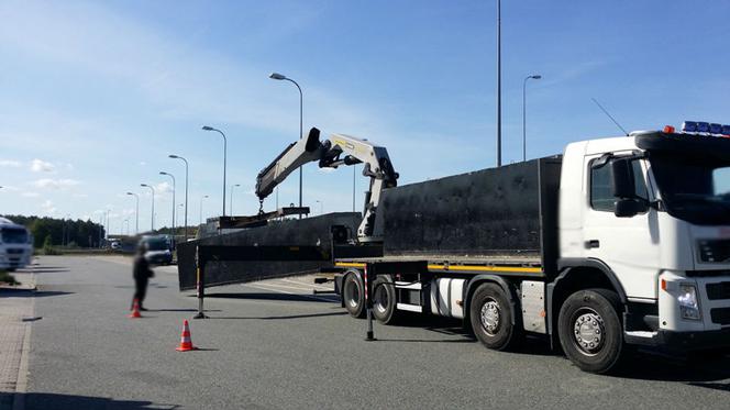 Transport betonowych zbiorników. Ponad 10 ton za dużo