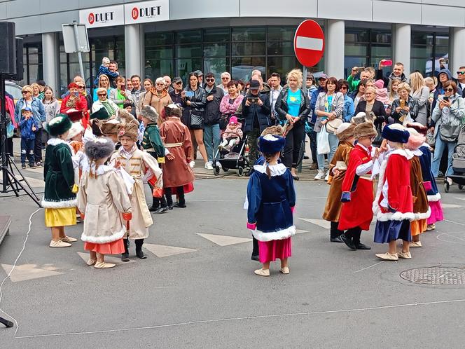 Podczas Jarmarku św. Stanisława nie zabrakło pokazów tańców ludowych 