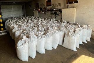 Lewy tytoń w magazynie pod Bydgoszczą! Policjanci zabezpieczyli ponad 4 tony [ZDJĘCIA]