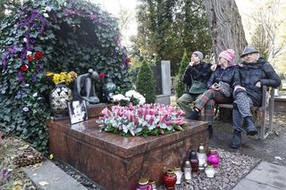 Tak wygląda grób Kory na dzień przed Wszystkimi Świętymi. Czuwają przy nim jej najbliżsi!