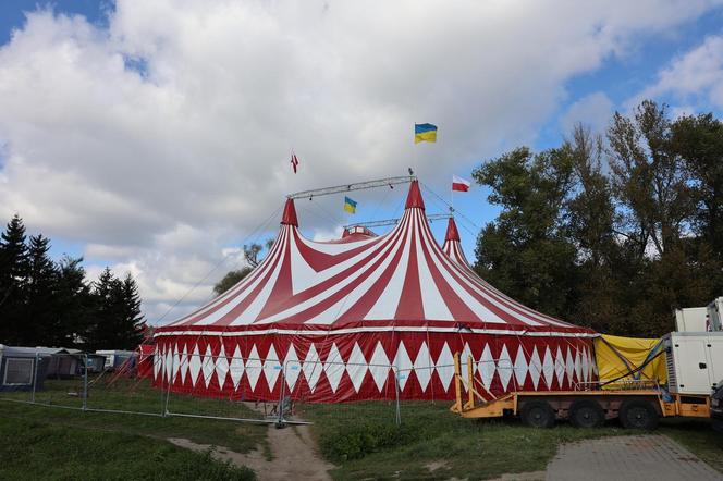 „Waterland”, czyli cyrk na wodzie w Lublinie. Na Błoniach pod Zamkiem rozłożono namiot cyrkowy