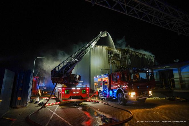  Kawle. Pożar zakładu przetwórstwa drobiowego. 120 strażaków walczy z żywiołem w czwartek, 14 sierpnia. Jeden z nich zaginął [ZDJĘCIA]