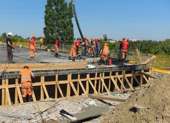 Łódź: Na wiadukcie na Dąbrowskiego praca wre!