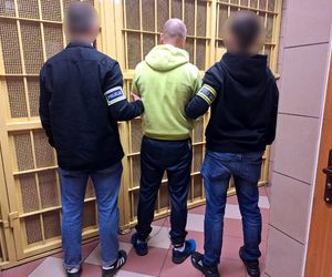 Bestialskie ataki na starsze kobiety w Warszawie. Policja zatrzymała podejrzanego. Zdradził go ślad na torebce