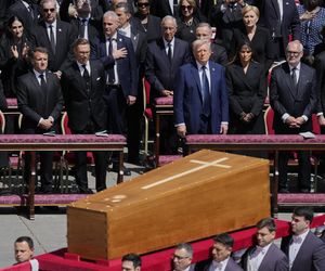 Gafy polityków na pogrzebie papieża Franciszka! Telefony i stroje