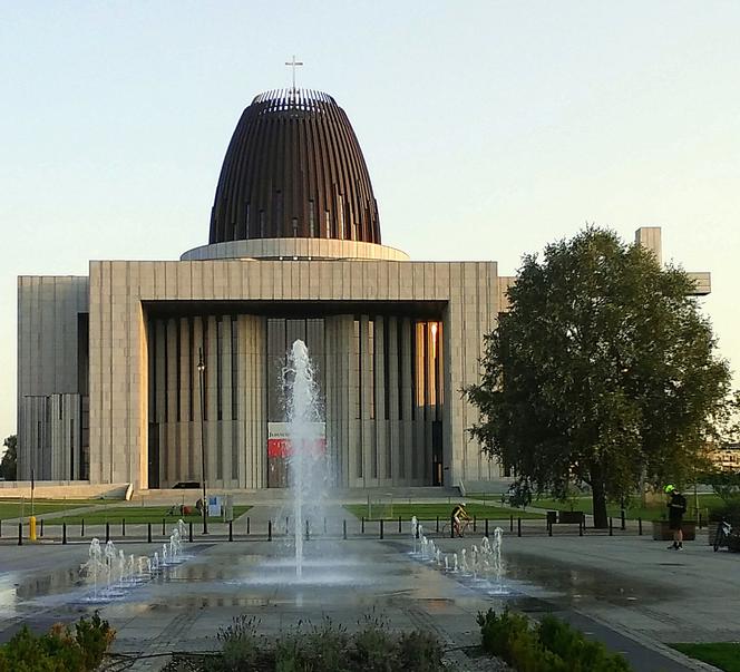 Wyglądają jak wyjęte z koszmaru! Zobacz najdziwniejsze budynki kościołów w Warszawie [TOP 10]