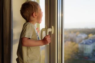 4-latek na parapecie otwartego okna. Pilnował go nastoletni brat