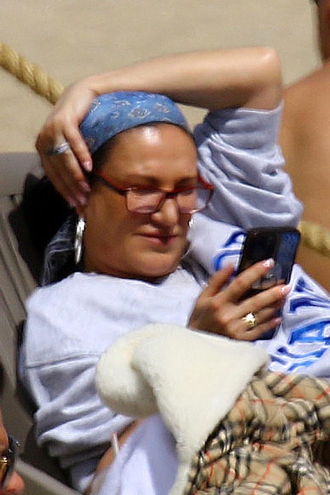 Kayah. Leczyła gardło i opalała kolana