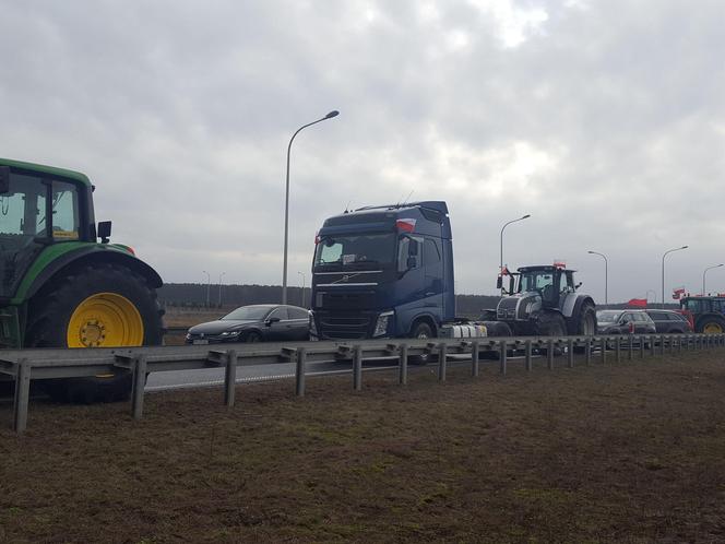 ​Na S5 koło Leszna zaczęła się druga doba rolniczego protestu