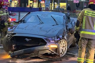 Totalnie roztrzaskał sportowego mustanga. Potworne dachowanie na Radzymińskiej