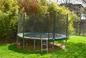 Trampolina ogrodowa – jaką wybrać? Na co zwracać uwagę kupując trampolinę?