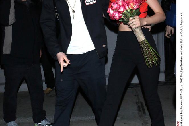 Brooklyn Beckham maluje paznokcie