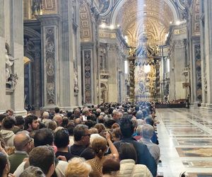 Rzym. Wierni czekają, by złożyć hołd papieżowi Franciszkowi