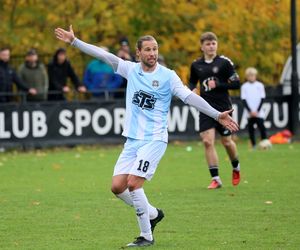 Grzegorz Krychowiak zadebiutował w barwach RKS Mazur Radzymin. Padło sześć bramek