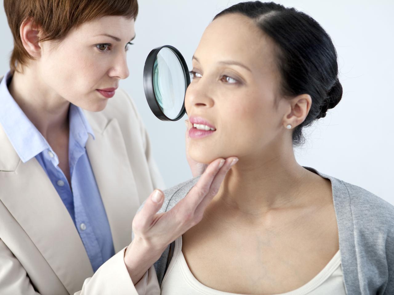 Polak u dermatologa. Czy pamiętamy o kontroli znamion przez cały rok?