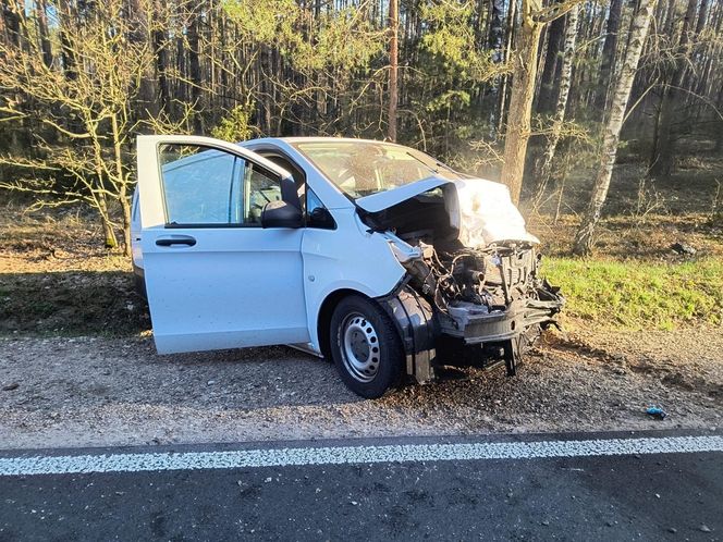 Dramat na drodze. Osobówka rozerwana na strzępy! Dwie osoby w szpitalu.