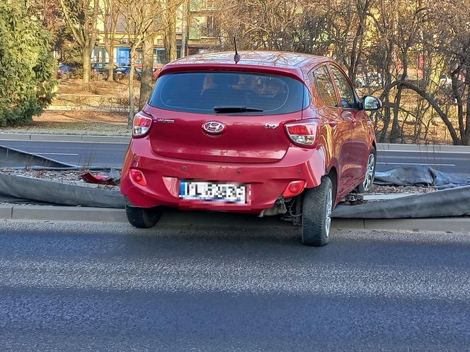 Kolizja przy zmianie pasa w Lesznie. Ciągnik siodłowy uderzył w osobówkę