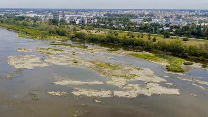 Wisła wysycha. Tak źle nie było nigdy w historii. Zdjęcia z lotu ptaka obrazują skalę suszy