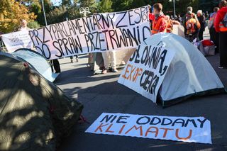 Ostatnie Pokolenie rozbiło namioty przed Sejmem. Domagają się prac nad ustawą o transporcie publicznym