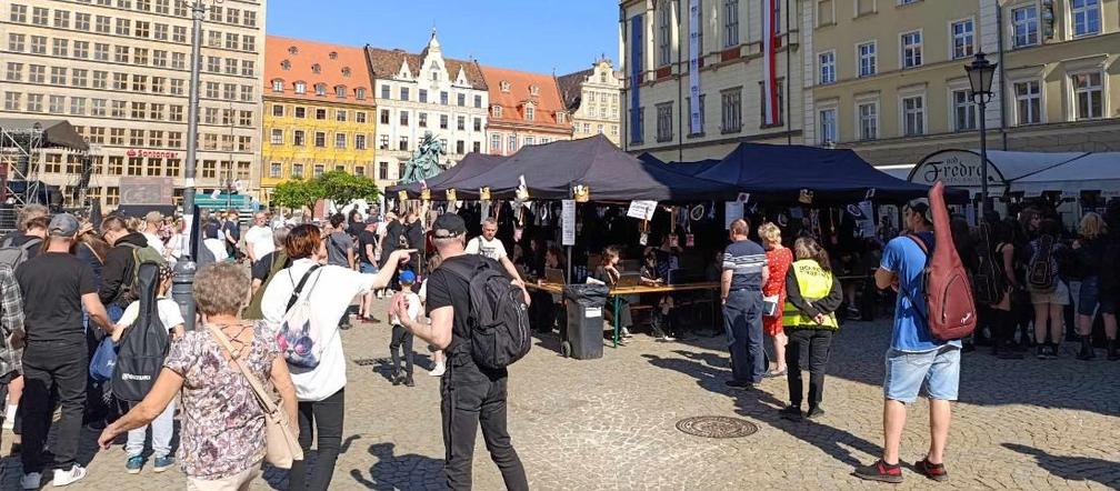 Gitarowy Rekord Świata 2024 we Wrocławiu rozpoczęty! Tak od samego rana wygląda teraz Rynek 