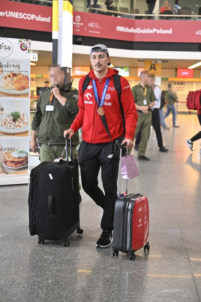 Kibice w szoku! Czekali na siatkarzy, a tu nagle wyszli polscy złoci medaliści