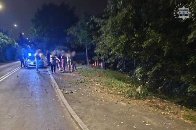 Żory. Nie zauważył ronda, bo patrzył w telefon! 18-latek dachował i cudem uniknął śmierci