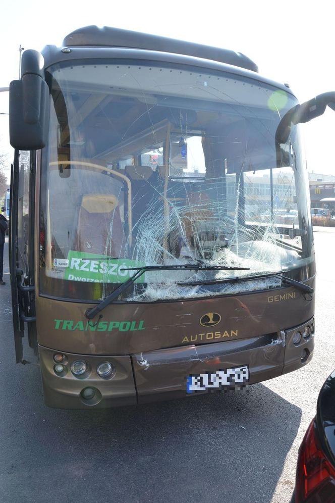 Autobus wjechał w osobówkę. Troje rannych pasażerów w szpitalu