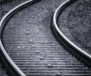 Mężczyzna wpadł pod pociąg w Koszalinie. Trwa walka o jego życie
