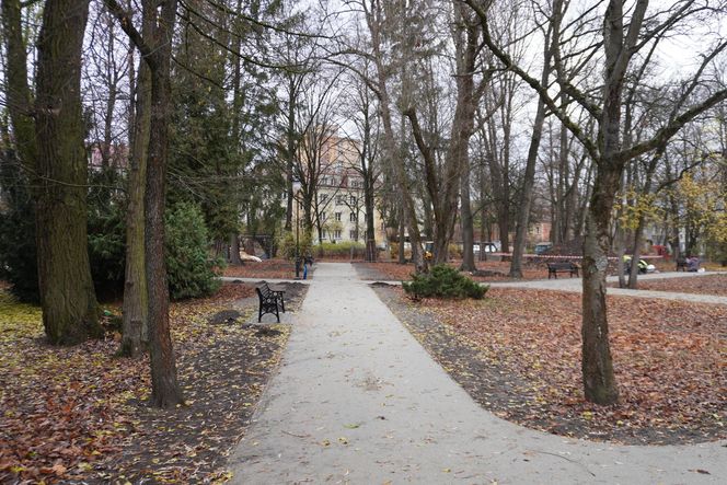 Główne wejście do Parku Planty zagrodzone