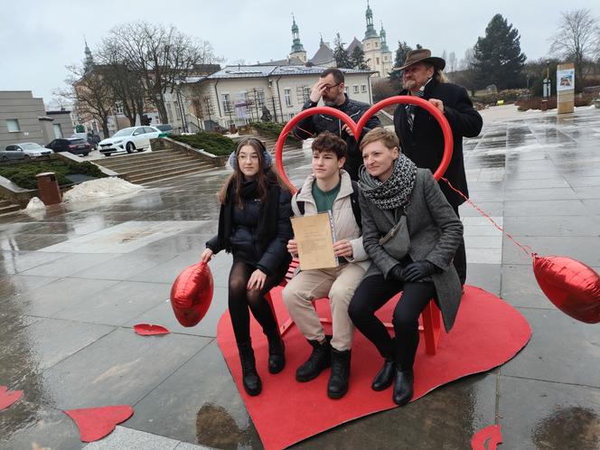 Walentynkowa rzeźba na Placu Artystów w Kielcach