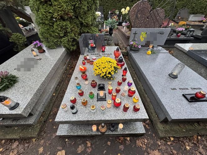 Grób Jerzego Urbana w Zaduszki. Niewiarygodne, co mu położyli na płycie!