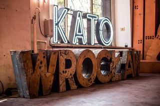 Neon na domu architekta Przemo Łukasika w Bytomiu. Fundacja Neon Silesia odnawia neony, a zaczęło się od oglądania pocztówek z PRL