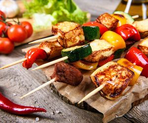 Z szaszłykami nie musisz czekać na słońce. Te z halloumi przygotujesz w air fryerze