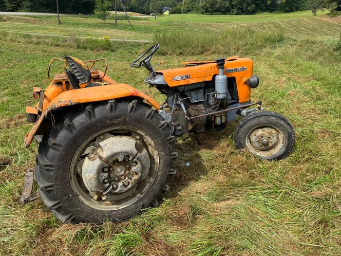 Zakliczyn: Pijany traktorzysta dachował i uciekł z miejsca zdarzenia